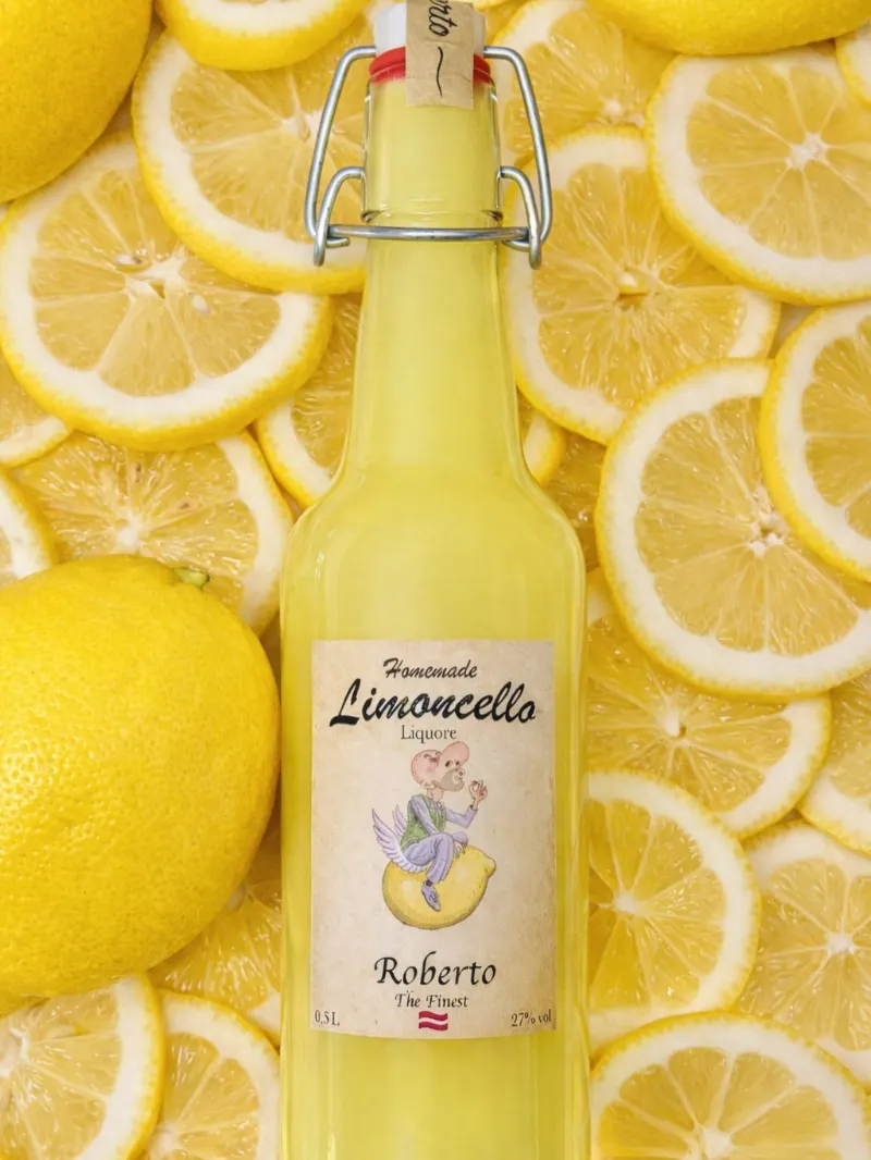Limoncello pudele uz citronu šķēlītēm